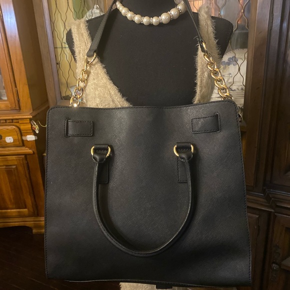 Michael Kors black shoulder bag. - Picture 3 of 5
